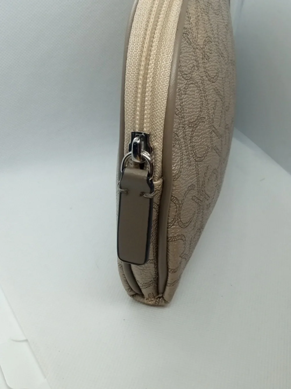 CLAVIN KLEIN MAKE UP CASE - Picture 5 of 7